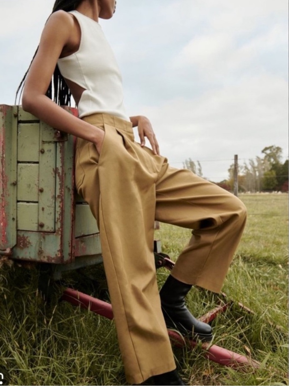 Banana Republic Barrel Leg Chino Pants High-Waist Pleated in Camel Beige Size 4